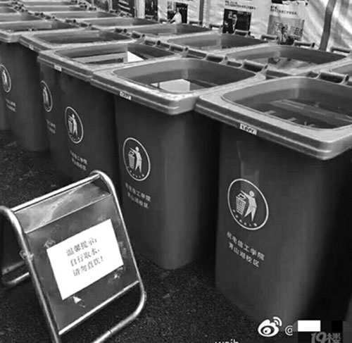 高校用垃圾桶儲(chǔ)水 上貼：自行取水、請(qǐng)勿直飲